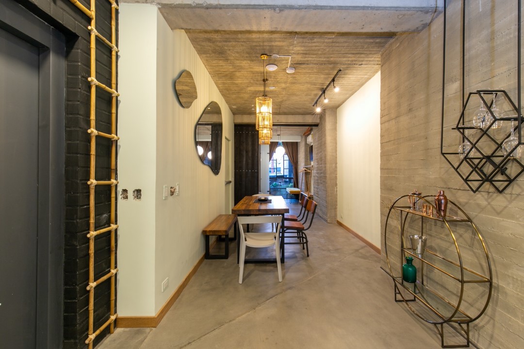 Modern and versatile table in Hotel Medellin Nido Sky, ideal for eating or working, with views of the interior of the apartment